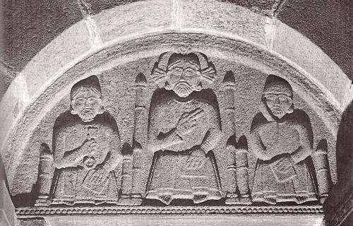 Relief over døråbning i Anst Kirke mellem Kolding og Ribe. Jesus i midten og på hans højre side Peter med Himmeriges nøgler og på hans venstre Paulus med Bibelen i hånden