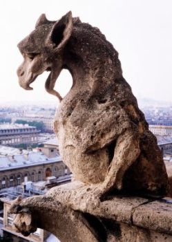 Gargodyl af kalksten p Notre Dame