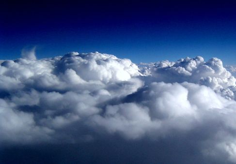 Overside af skyer set fra flyvindue