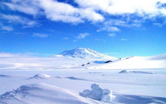 Indlandsis p Antarktis - i bagrunden vulkanen Mount Erebus