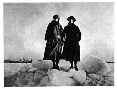 To kvinder fra Malm foran det tilfrosne resund i 1924