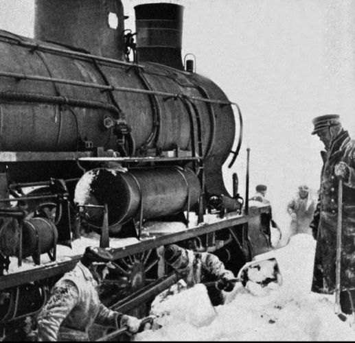 Et lokomotiv graves fri af sneen p roskildebanen i vinteren 1942