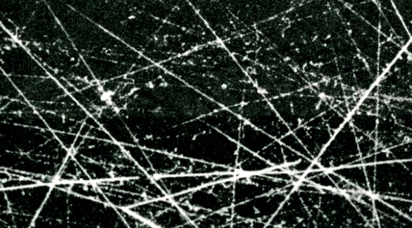 Traces of the path of elementary particles in a Wilson cloud chamber