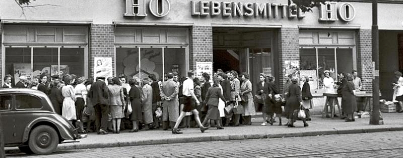 Waiting line in front of a food shop in the DDR