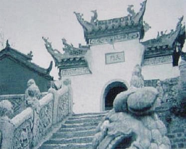 Kinesisk Tempel med drager p taget