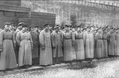 Sovjetiske officerer p den Rde Plads i 1925