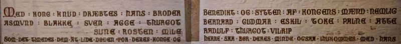Navnene på de faldne hirdmænd på væggen i krypten i Sct. Knuds Kirke. 
