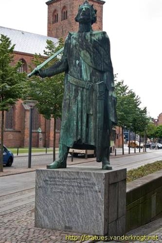 Statue af Knud den Hellige