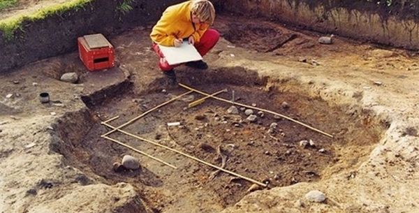 Excavation of
Cottage remains in Nivaa 10