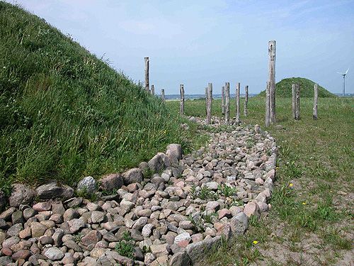 Rekonstrueret stenlægning omkring bronzealderhøj nær Borum Eshøj