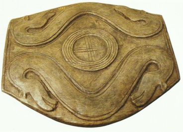 Hjulkors motiv på træskammel fundet ved Høstad på Bynæsset nær Trondheim