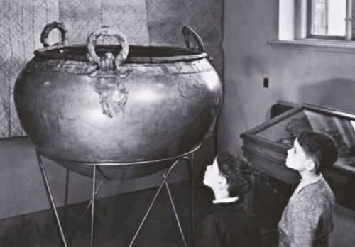 Celtic bronze cauldron found at Braa