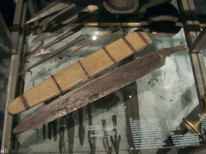 Enægget sværd med rekonstrueret skede fra Ejsbøl eller Illerup