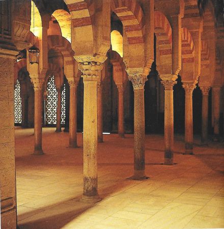 Gotiske sï¿½jlehoveder i Abd al-Rahman's moske bygget i 784 over den gotiske kirke San Vicente 