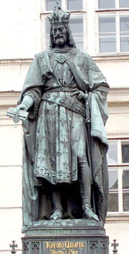 Statue af kejser Karl 4. pÃ¥ Karlsbroen i Prag