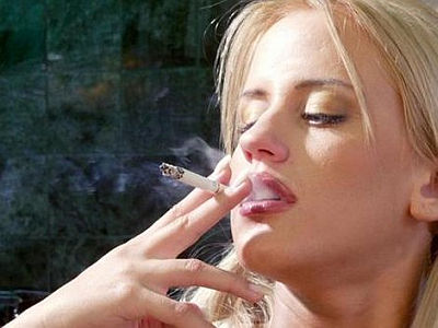 Kvinde ryger en cigaret