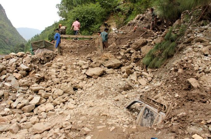 Kraftig monsun-regn har bortskyllet en vej ved Kosi floden i Himalaya