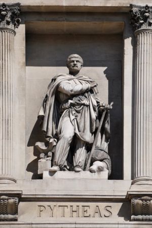 En statue af Pytheas foran børsen i Marseille