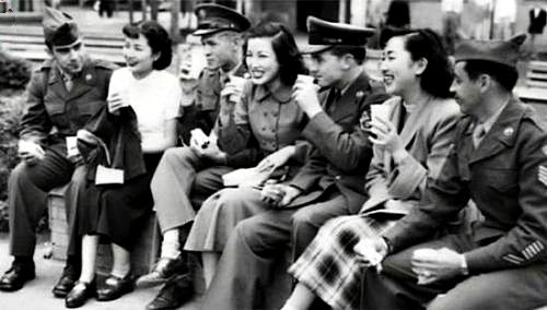 American soldiers socialize with young Japanese women