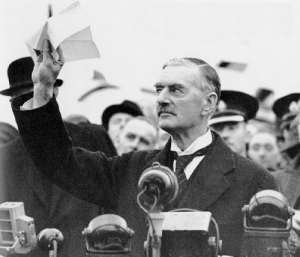Piece in our time - Neville Chamberlain vender tilbage fra München
