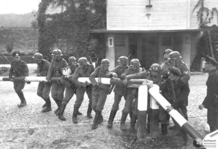 Tyske tropper nedbryder en polsk grænsepost d. 1. September 1939