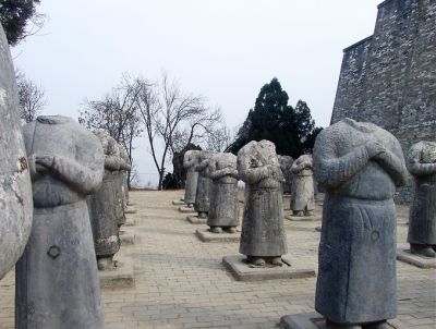 Ved Tang kejserindens Wu Zetians (624-702 e.Kr.) begravelse deltog 61 konger fra nord.