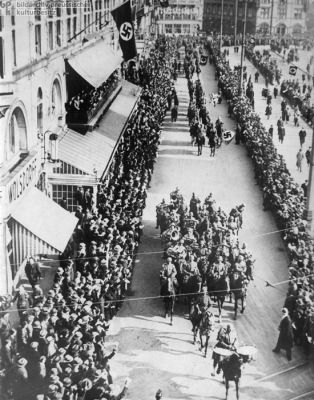 Dusseldorf hilser de tyske tropper ved okkupationen af Rhinlandet d. 10. Marts 1936