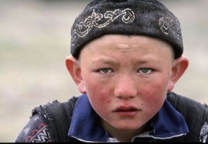 Kirgisisk dreng med blå øjne