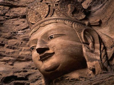 En Budda fra Yungang hulerne ved Datong- høj næseryg og smalle øjne, et kompromis