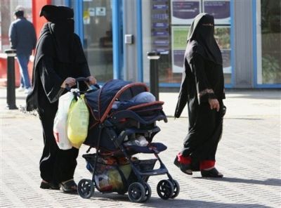 To muslimske kvinder på indkøb i den engelske by Blackburn