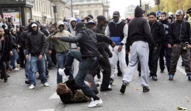 Unrest in Paris 2009 - Muslims are attacking an ethnic French man