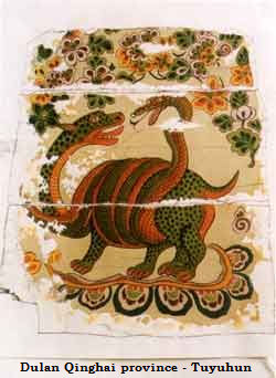 Et dyr som kæmper mod en slange - Maleri på kistelåg fundet
 i Dulan Qinghai province - Kina - Tang Dynasty tid