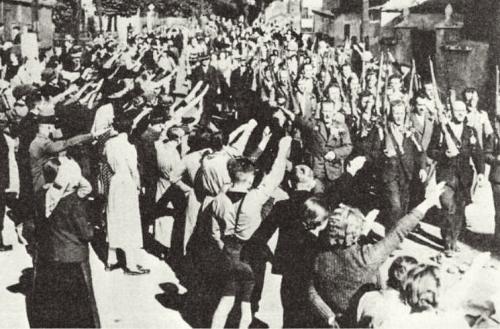 Sudetertysk Frikorps marcherer gennem en by