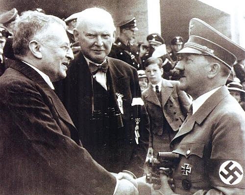 Sven Hedin hilser på Adolf Hitler under Olympiaden i Berlin 1936.