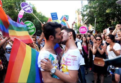 Homoseksuelle kysser hinanden
