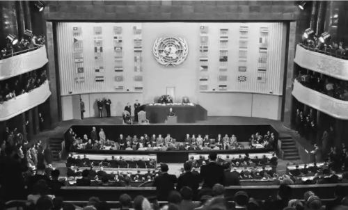 FN's Generalforsamling vedtager verdens-erklæringen om menneske-rettigheder i Palais de Chaillot i Paris den 10. december 1948