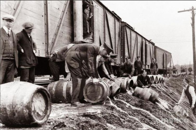 Ulovlig alkohol hældes ud i grøften i USA i 1920'erne