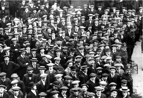 Unge mænd fra London melder sig som frivillige i August 1914