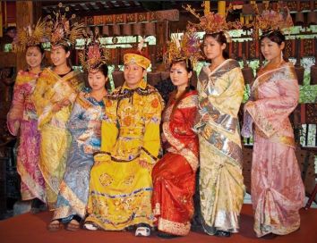 En kinesisk kejser med nogle af hans hustruer
