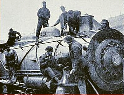 Assembling of an American locomotive in France in 1918