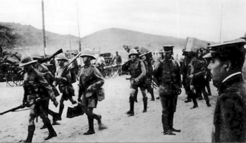 British troops going ashore to assist Japanese troops to capture Qingdao