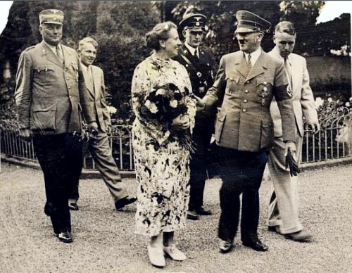 Adolf Hitler med Winifred Wagner, enke af Richard Wagners søn Sigfried, idet han ankommer til åbningen på Bayreuth Wagner Festival
